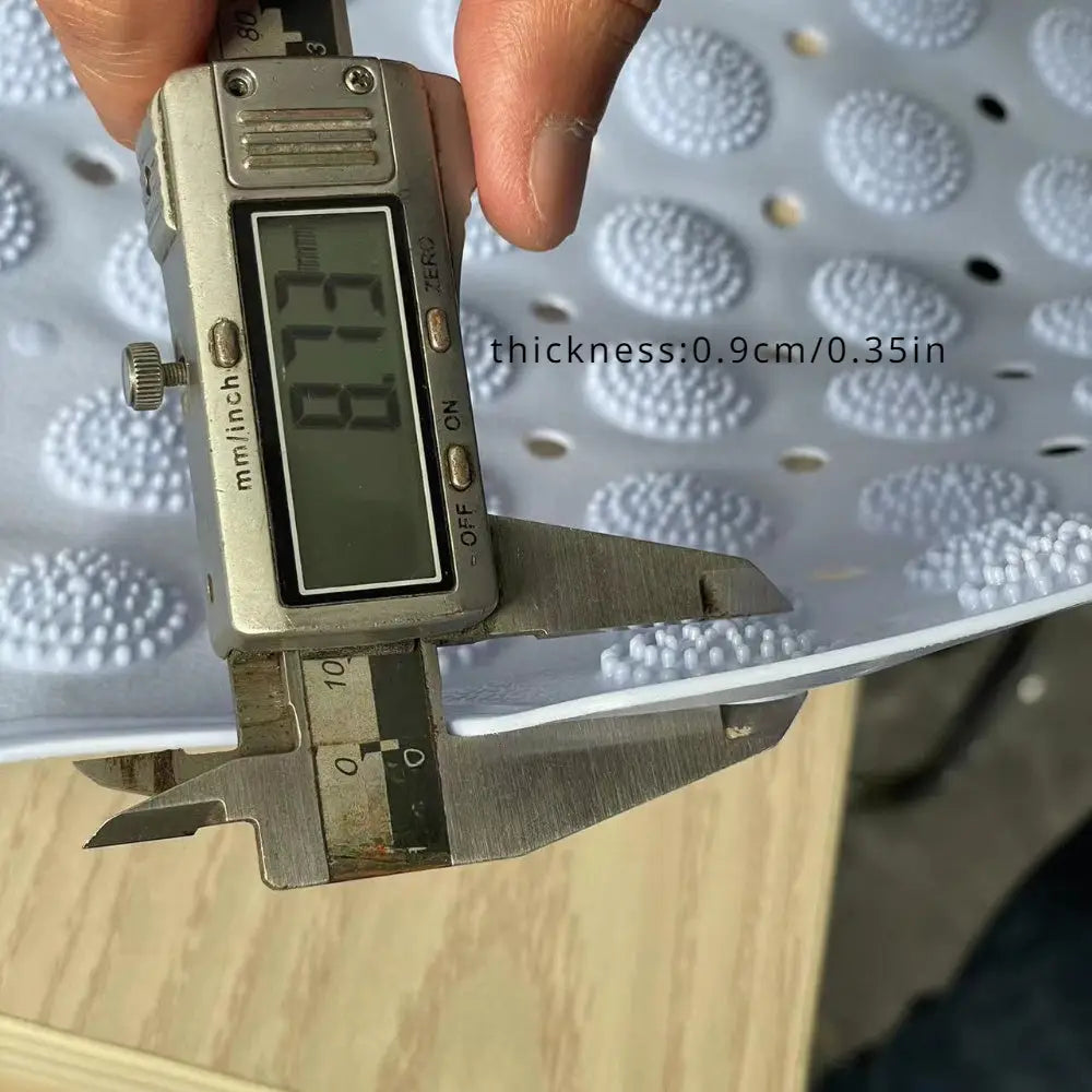 Calibrador digital medindo tapete de banheiro branco antiderrapante Ricaly