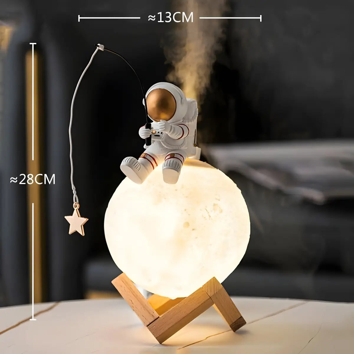 Figurinha de astronauta sentado em lâmpada de lua brilhante do produto GalaxiaTech